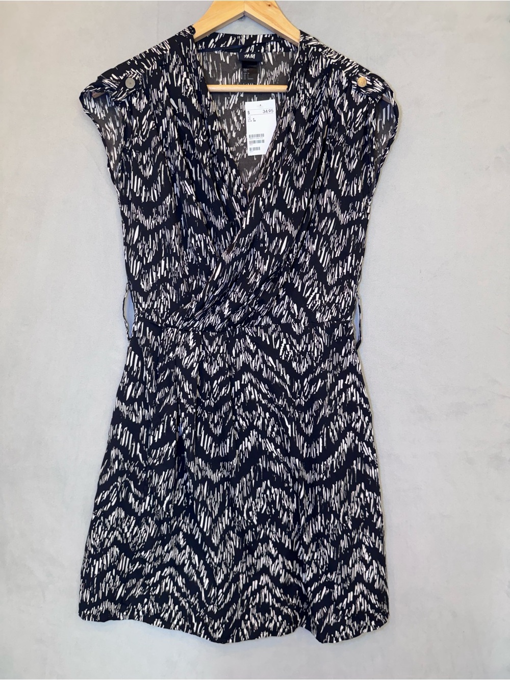 H&M NWT Size 6 Black White Wrap Dress Abstract Print Gold Button Mini